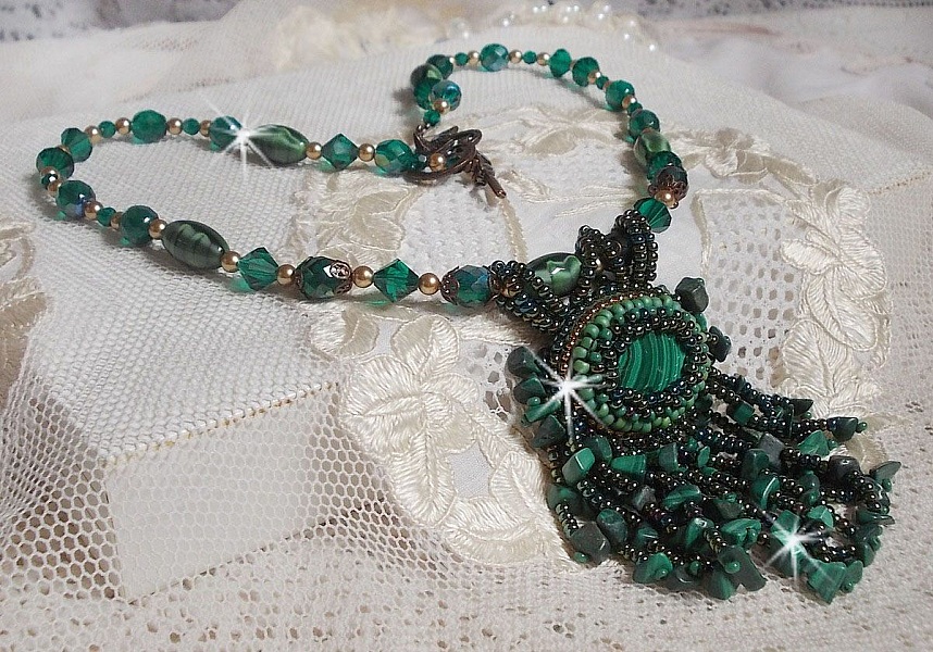 Smaragdgr&oslash;nt anheng brodert med naturlig malakitt cabochon og chips, krystaller, fasetter og perler