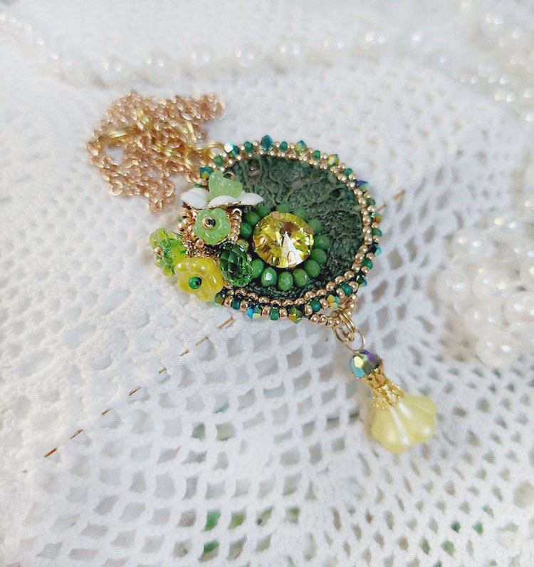 Pendentif Espoir brod&eacute; avec perles verres, rocailles, dentelle, b&eacute;li&egrave;re argent 925, anneau et perles Cristal Swarovski