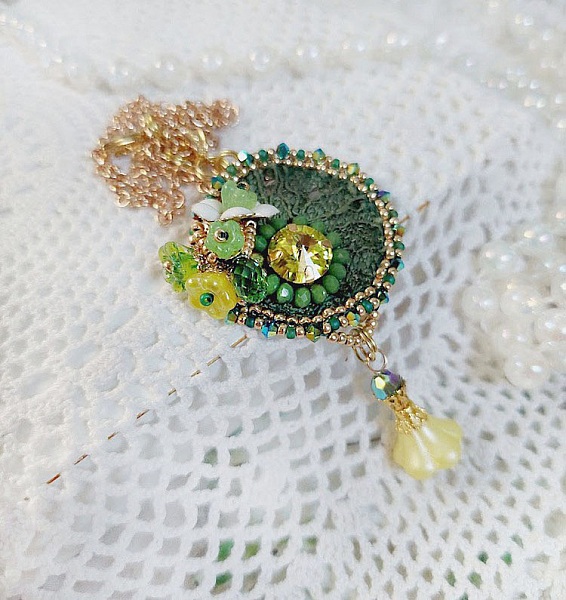 Pendentif Espoir brod&eacute; avec perles verres, rocailles, dentelle, b&eacute;li&egrave;re argent 925, anneau et perles Cristal Swarovski