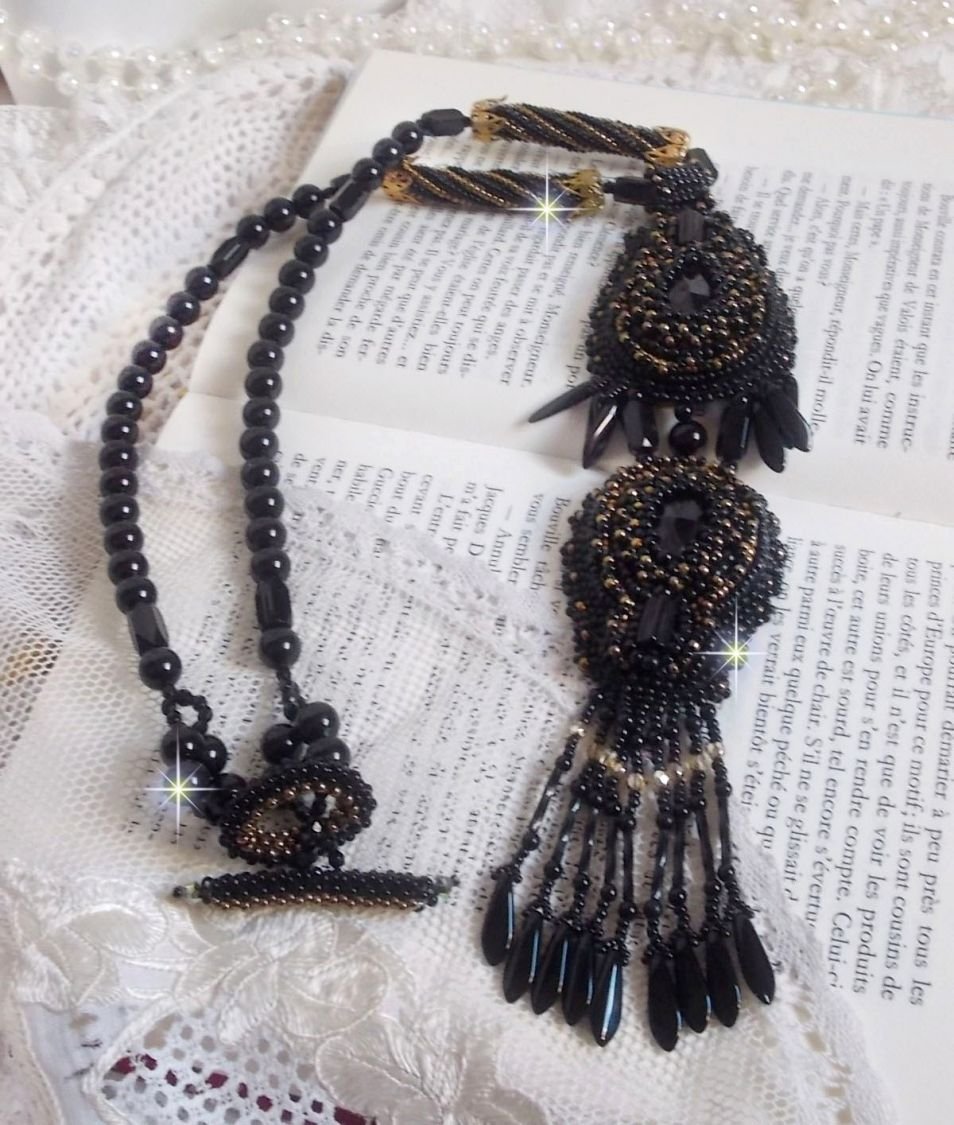 Black Habit anheng brodert med runde Onyx steiner, fasetterte anheng, fasetterte sylinderperler, fasetter og kvalitet seed perler