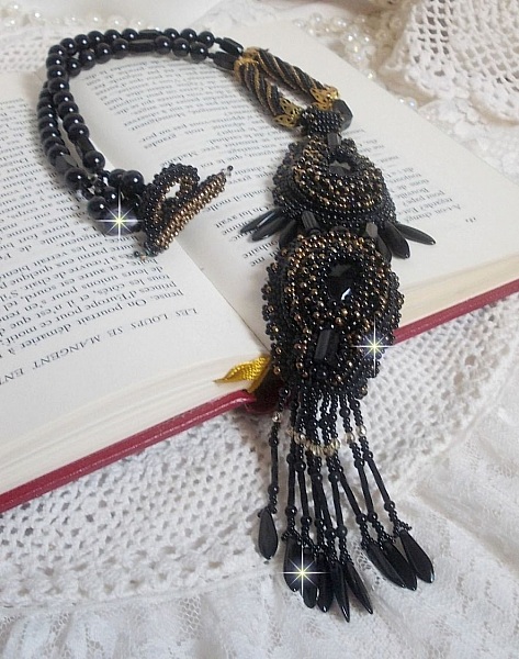 Black Habit anheng brodert med runde Onyx steiner, fasetterte anheng, fasetterte sylinderperler, fasetter og kvalitet seed perler