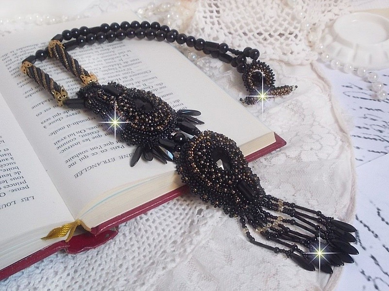 Black Habit anheng brodert med runde Onyx steiner, fasetterte anheng, fasetterte sylinderperler, fasetter og kvalitet seed perler