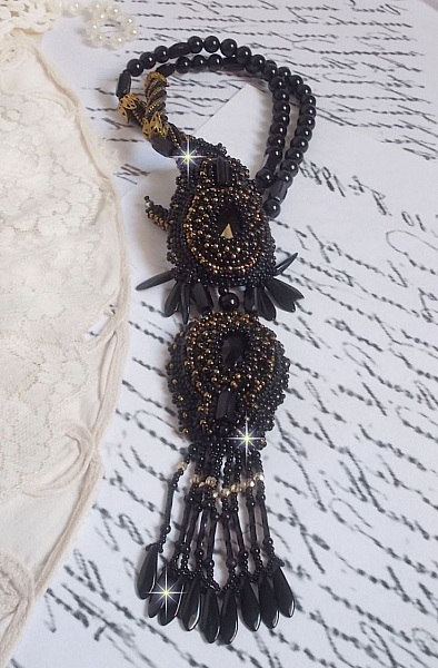 Black Habit anheng brodert med runde Onyx steiner, fasetterte anheng, fasetterte sylinderperler, fasetter og kvalitet seed perler