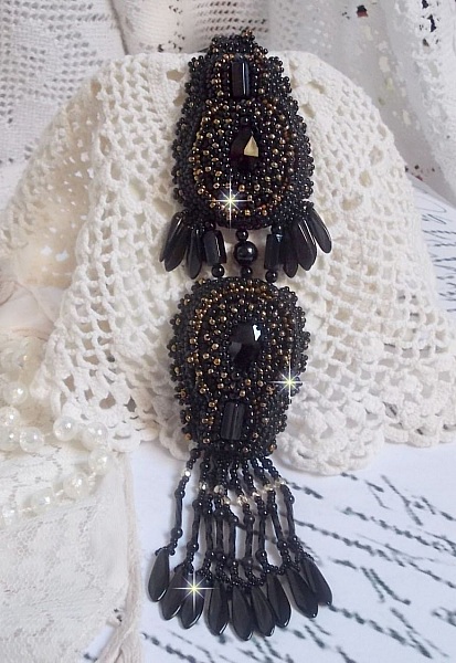 Black Habit anheng brodert med runde Onyx steiner, fasetterte anheng, fasetterte sylinderperler, fasetter og kvalitet seed perler
