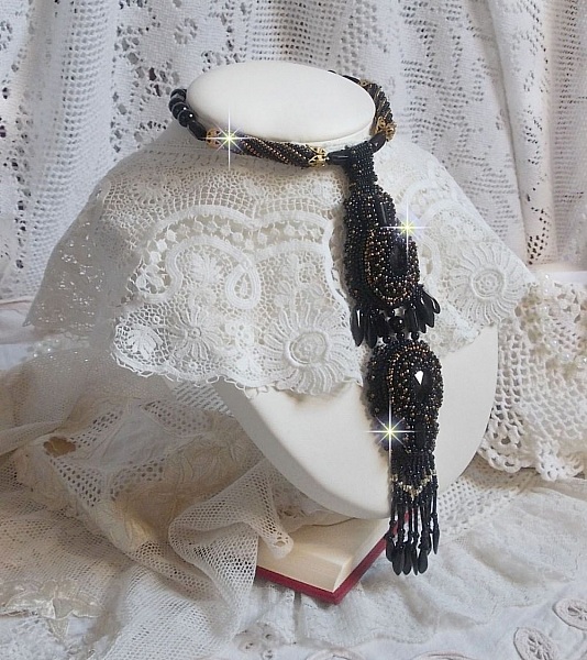 Black Habit anheng brodert med runde Onyx steiner, fasetterte anheng, fasetterte sylinderperler, fasetter og kvalitet seed perler