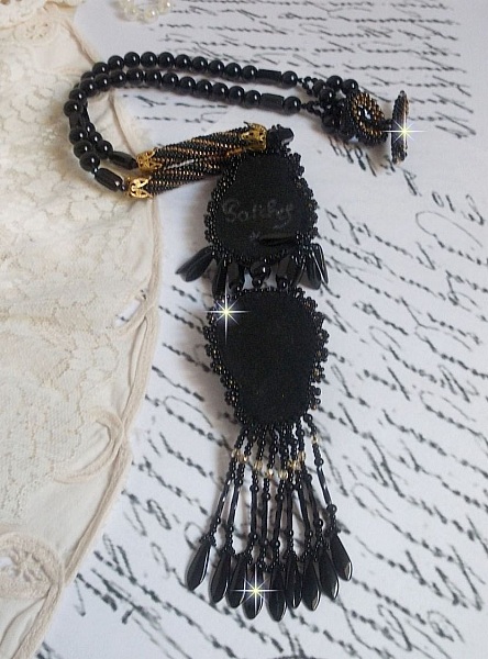 Black Habit anheng brodert med runde Onyx steiner, fasetterte anheng, fasetterte sylinderperler, fasetter og kvalitet seed perler