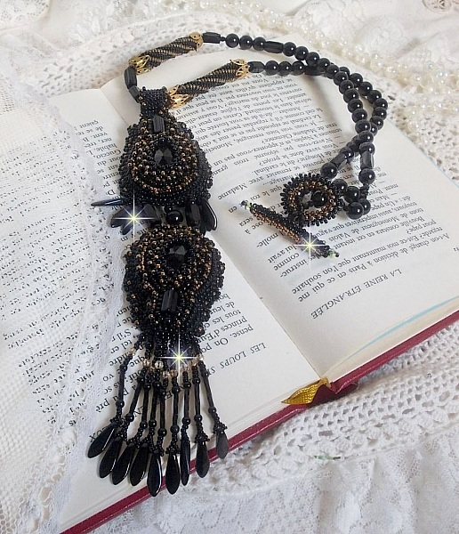 Black Habit anheng brodert med runde Onyx steiner, fasetterte anheng, fasetterte sylinderperler, fasetter og kvalitet seed perler