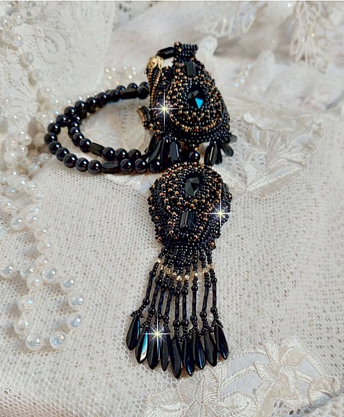 Black Habit anheng brodert med runde Onyx steiner, fasetterte anheng, fasetterte sylinderperler, fasetter og kvalitet seed perler