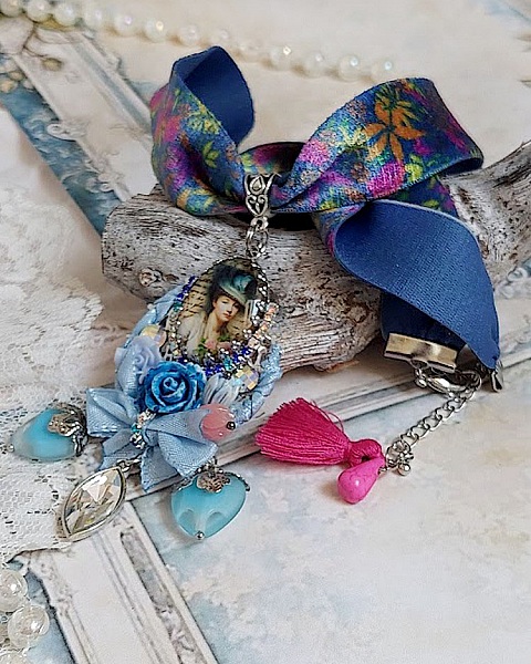 Pendentif Infiniment Bleut&eacute; cr&eacute;&eacute; avec fleurs synth&eacute;tiques, r&eacute;sine, cabochon verre, ruban velours et perles Cristal Swarovski