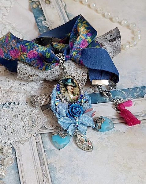 Pendentif Infiniment Bleut&eacute; cr&eacute;&eacute; avec fleurs synth&eacute;tiques, r&eacute;sine, cabochon verre, ruban velours et perles Cristal Swarovski