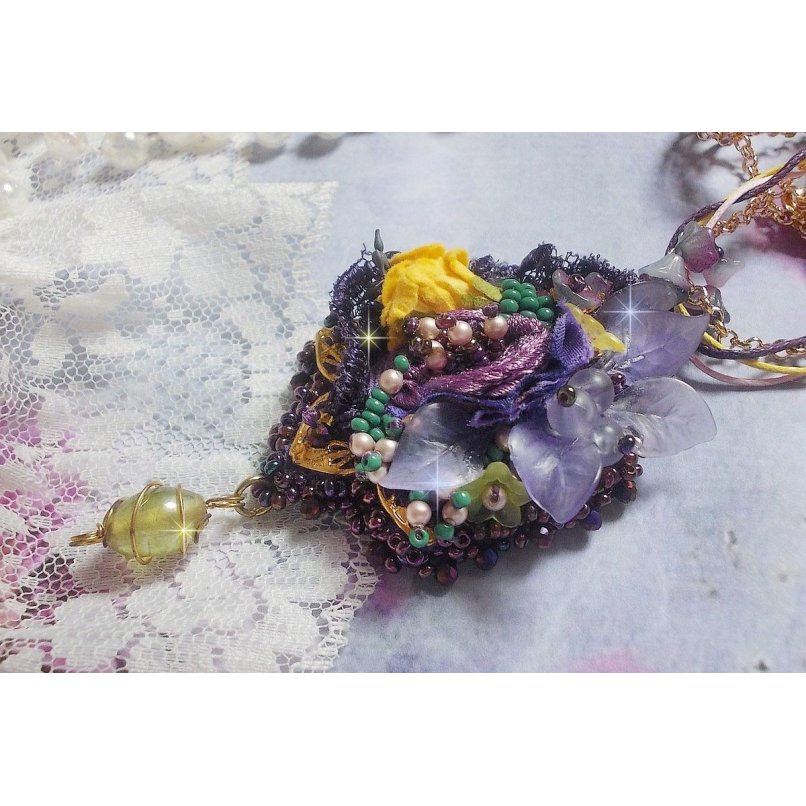Lady Romantic anheng brodert med lilla blonder, gullbelagt tilbehør, Miyuki frøperler, forskjellige kvalitetsperler