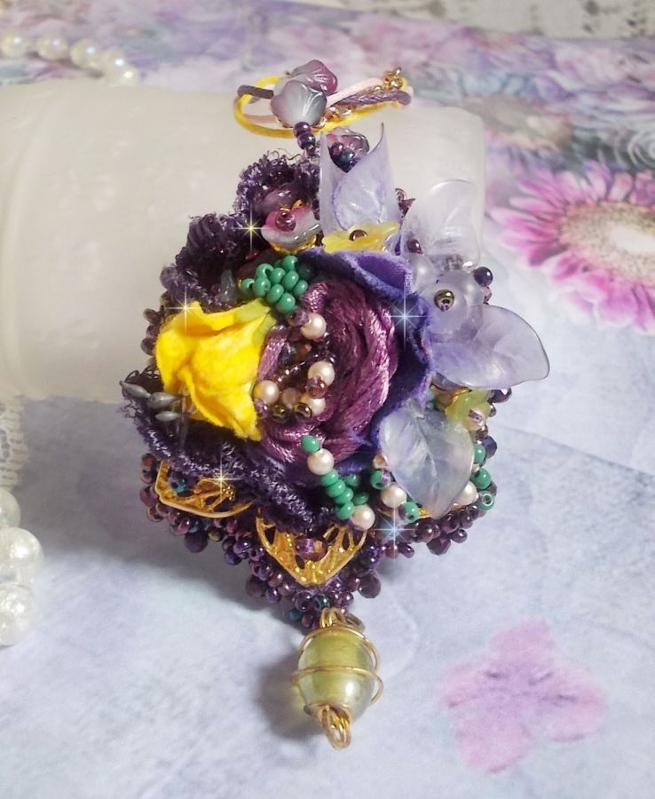 Lady Romantic anheng brodert med lilla blonder, gullbelagt tilbehør, Miyuki frøperler, forskjellige kvalitetsperler
