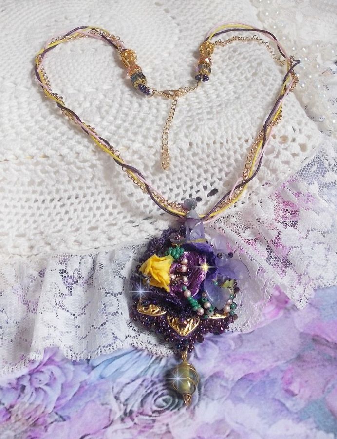 Lady Romantic anheng brodert med lilla blonder, gullbelagt tilbehør, Miyuki frøperler, forskjellige kvalitetsperler