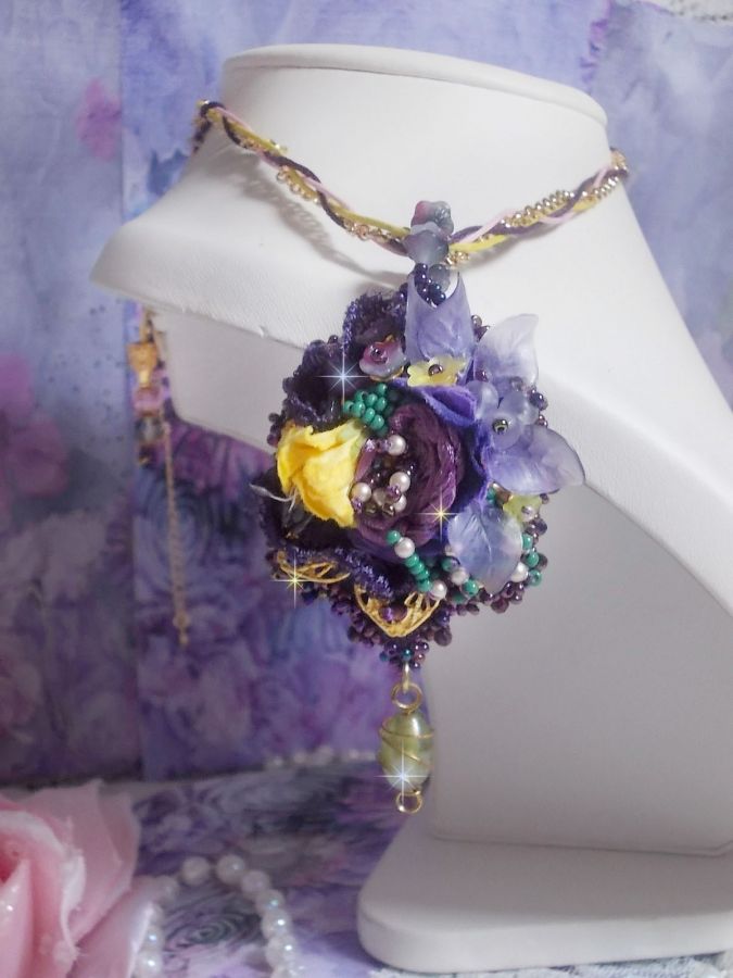 Lady Romantic anheng brodert med lilla blonder, gullbelagt tilbehør, Miyuki frøperler, forskjellige kvalitetsperler