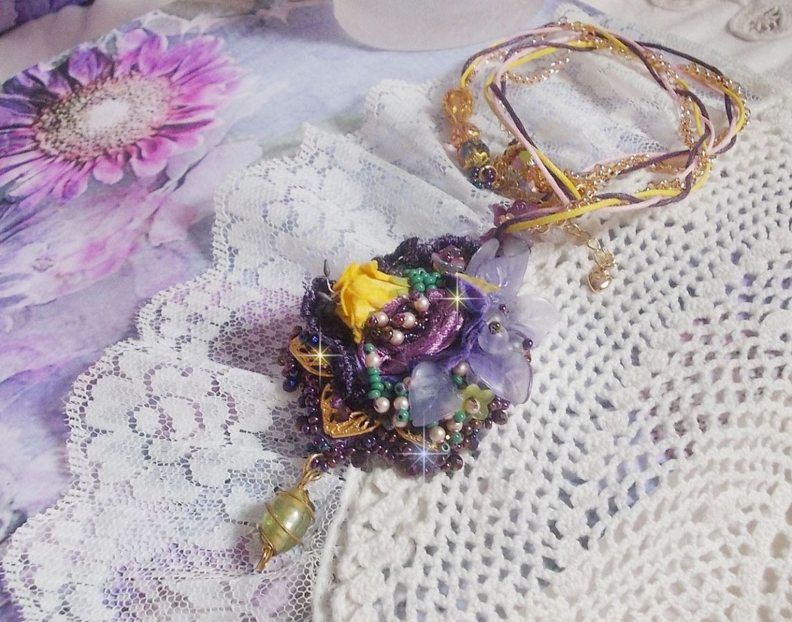 Lady Romantic anheng brodert med lilla blonder, gullbelagt tilbehør, Miyuki frøperler, forskjellige kvalitetsperler