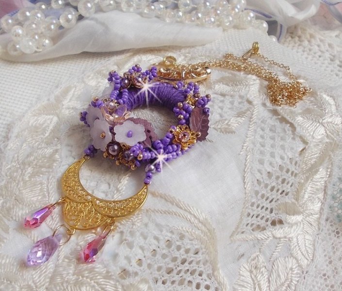 Laureline anheng halskjede brodert med lilla DMC bomull, Swarovski krystaller og frostede blomster.