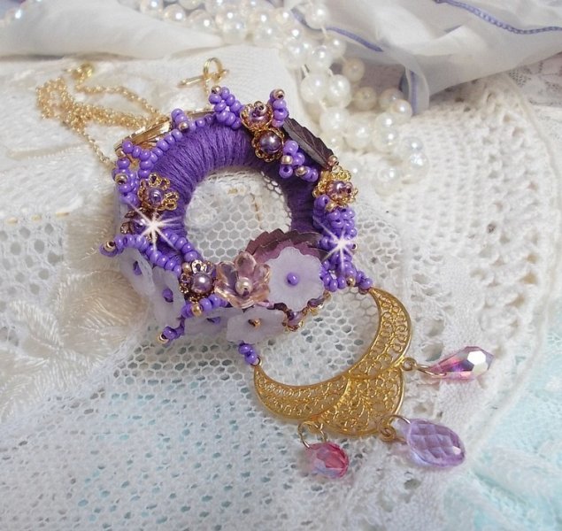 Laureline anheng halskjede brodert med lilla DMC bomull, Swarovski krystaller og frostede blomster.