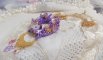 Laureline anheng halskjede brodert med lilla DMC bomull, Swarovski krystaller og frostede blomster.