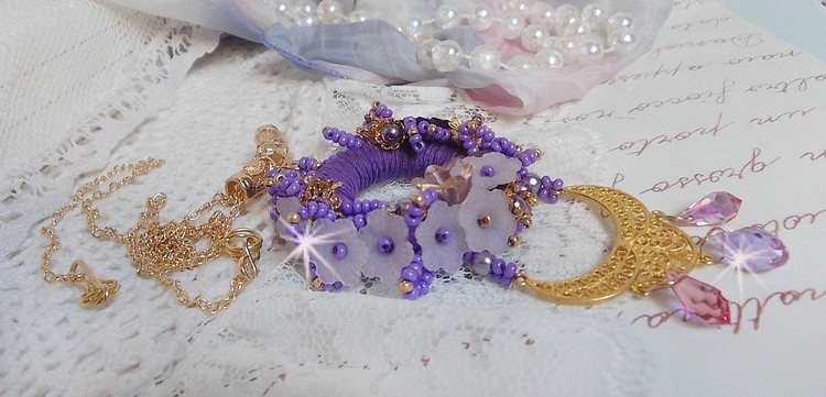 Laureline anheng halskjede brodert med lilla DMC bomull, Swarovski krystaller og frostede blomster.