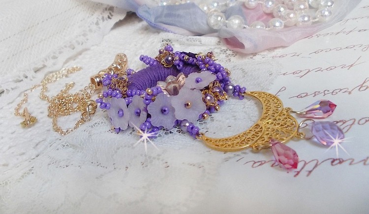 Laureline anheng halskjede brodert med lilla DMC bomull, Swarovski krystaller og frostede blomster.