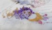 Laureline anheng halskjede brodert med lilla DMC bomull, Swarovski krystaller og frostede blomster.