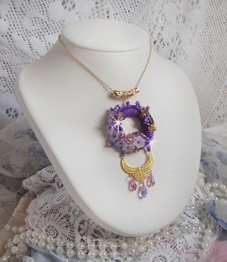 Laureline anheng halskjede brodert med lilla DMC bomull, Swarovski krystaller og frostede blomster.