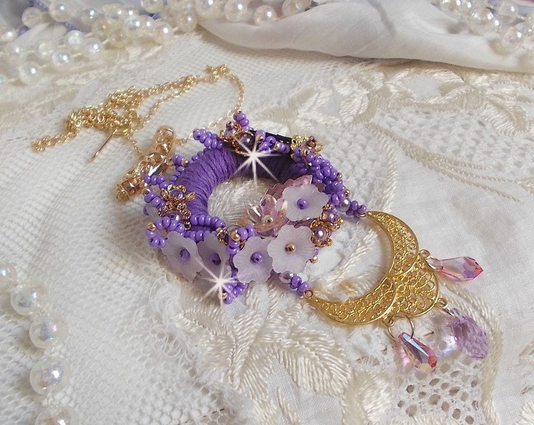 Laureline anheng halskjede brodert med lilla DMC bomull, Swarovski krystaller og frostede blomster.