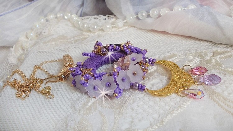 Laureline anheng halskjede brodert med lilla DMC bomull, Swarovski krystaller og frostede blomster.