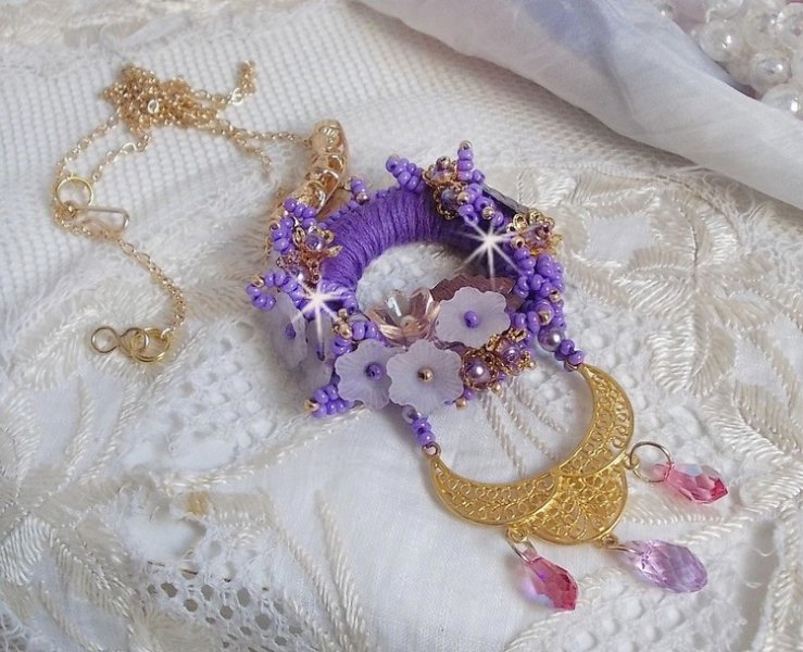 Laureline anheng halskjede brodert med lilla DMC bomull, Swarovski krystaller og frostede blomster.