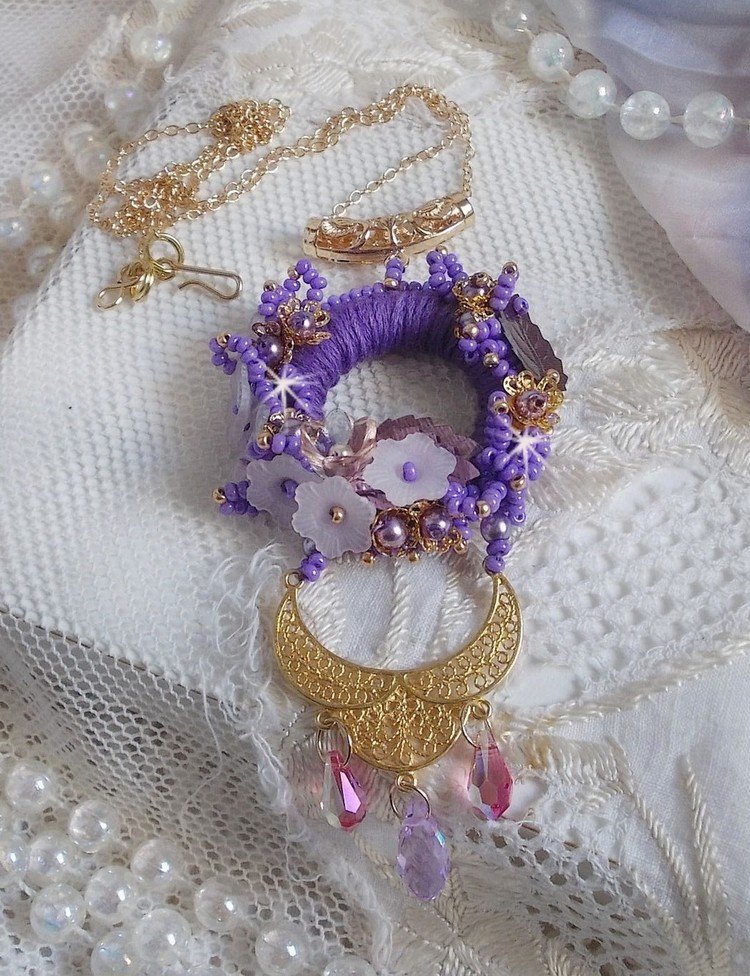 Laureline anheng halskjede brodert med lilla DMC bomull, Swarovski krystaller og frostede blomster.