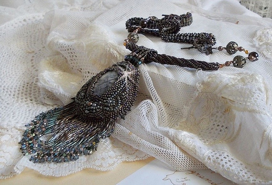 Langt brunt Picasso anheng brodert med Picasso Jasper, Miyuki og Toho fr&oslash;perler, Swarovski Crystals og Bohemian glassfasetter