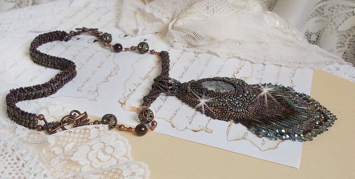 Langt brunt Picasso anheng brodert med Picasso Jasper, Miyuki og Toho frøperler, Swarovski Crystals og Bohemian glassfasetter