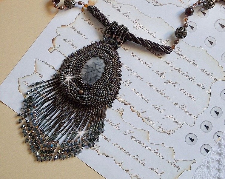 Langt brunt Picasso anheng brodert med Picasso Jasper, Miyuki og Toho fr&oslash;perler, Swarovski Crystals og Bohemian glassfasetter