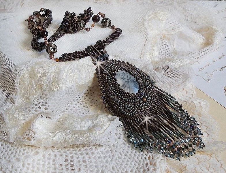 Langt brunt Picasso anheng brodert med Picasso Jasper, Miyuki og Toho fr&oslash;perler, Swarovski Crystals og Bohemian glassfasetter