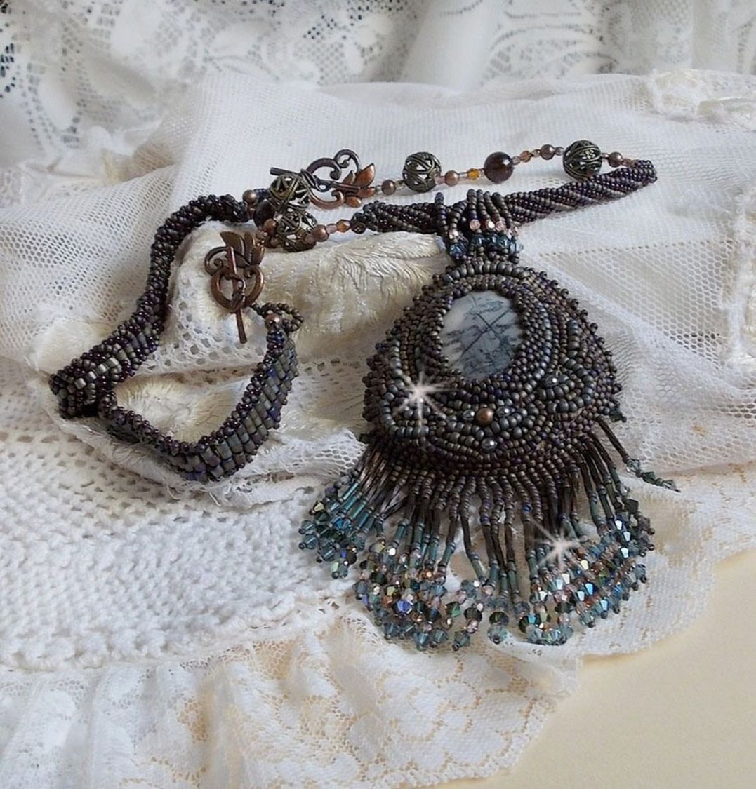 Langt brunt Picasso anheng brodert med Picasso Jasper, Miyuki og Toho frøperler, Swarovski Crystals og Bohemian glassfasetter