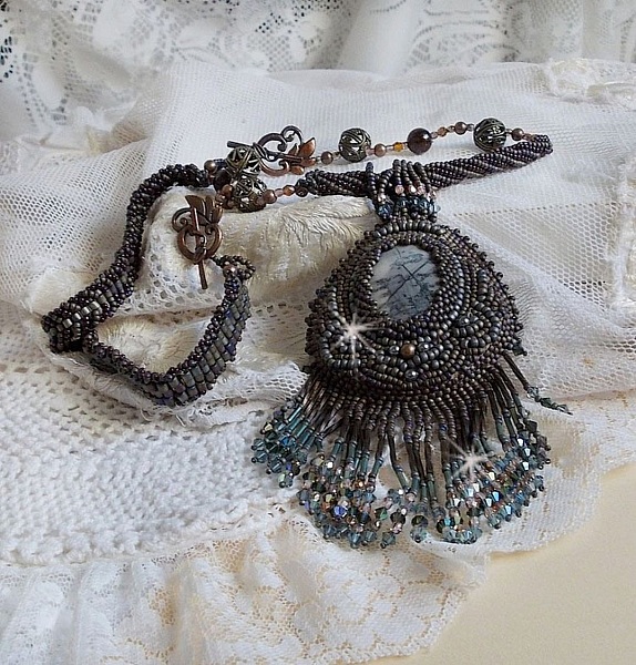 Langt brunt Picasso anheng brodert med Picasso Jasper, Miyuki og Toho fr&oslash;perler, Swarovski Crystals og Bohemian glassfasetter