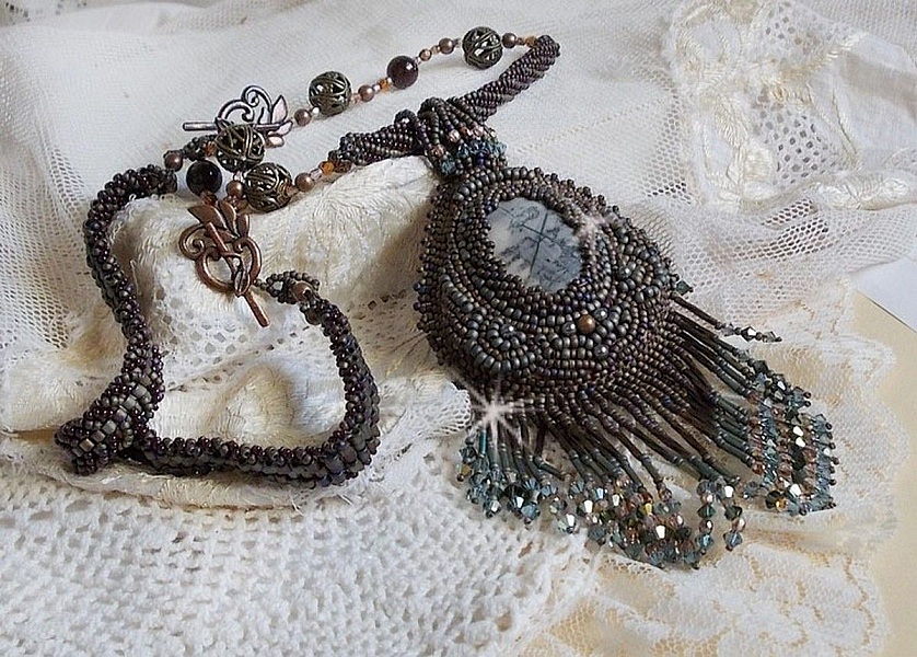 Langt brunt Picasso anheng brodert med Picasso Jasper, Miyuki og Toho fr&oslash;perler, Swarovski Crystals og Bohemian glassfasetter