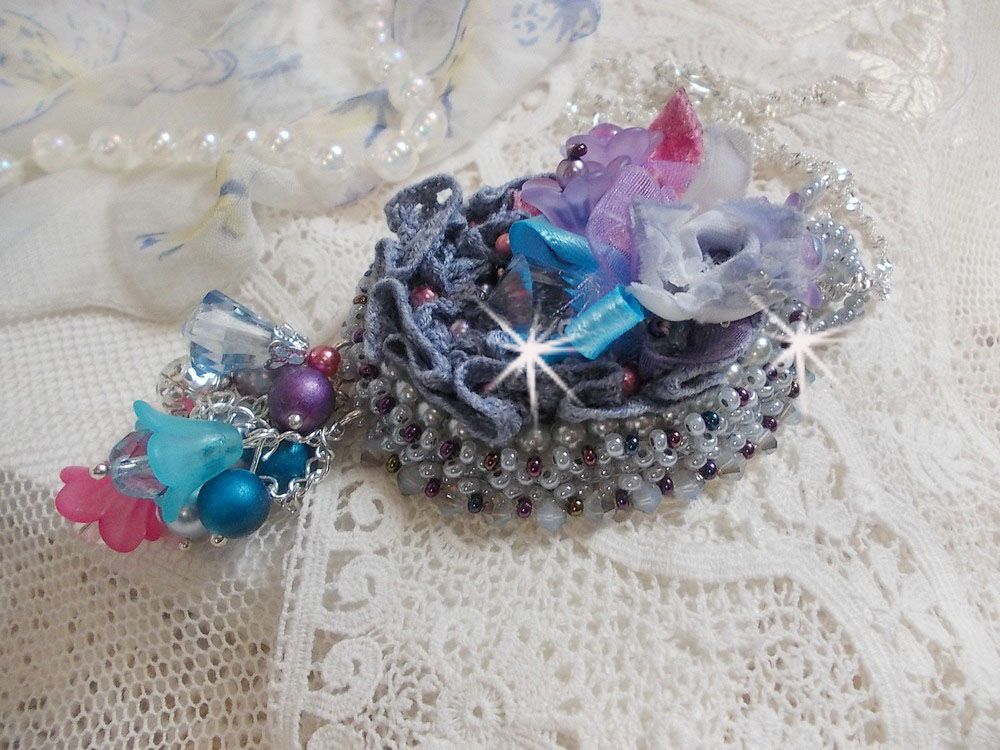 Mademoiselle Bluse Haute-Couture anheng brodert med Swarovskikrystaller, harpiksblomster, perleperler, frøperler og en 925 sølvkjede.