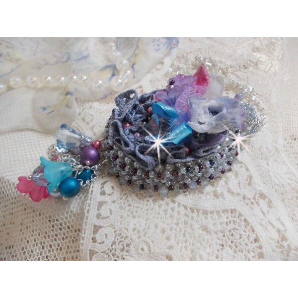 Mademoiselle Bluse Haute-Couture anheng brodert med Swarovskikrystaller, harpiksblomster, perleperler, frøperler og en 925 sølvkjede.