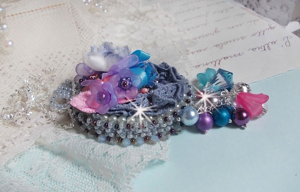 Mademoiselle Bluse Haute-Couture anheng brodert med Swarovskikrystaller, harpiksblomster, perleperler, frøperler og en 925 sølvkjede.