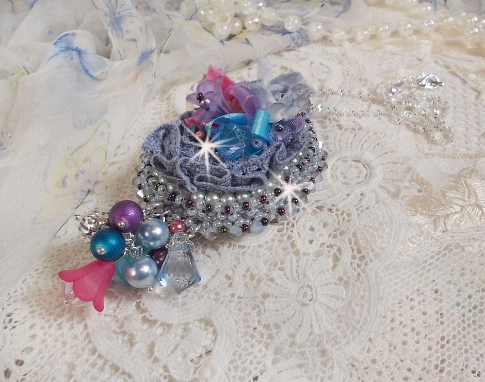 Mademoiselle Bluse Haute-Couture anheng brodert med Swarovskikrystaller, harpiksblomster, perleperler, frøperler og en 925 sølvkjede.