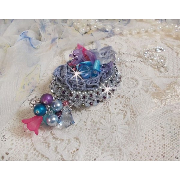Mademoiselle Bluse Haute-Couture anheng brodert med Swarovskikrystaller, harpiksblomster, perleperler, frøperler og en 925 sølvkjede.
