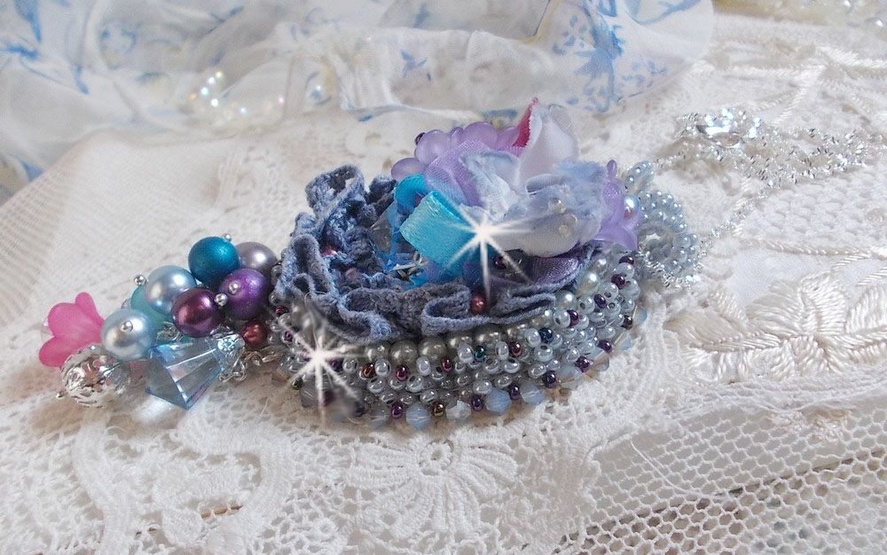 Mademoiselle Bluse Haute-Couture anheng brodert med Swarovskikrystaller, harpiksblomster, perleperler, frøperler og en 925 sølvkjede.