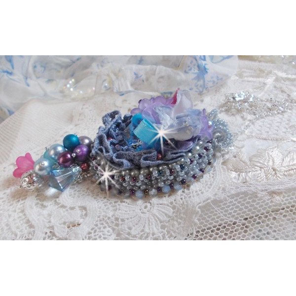 Mademoiselle Bluse Haute-Couture anheng brodert med Swarovskikrystaller, harpiksblomster, perleperler, frøperler og en 925 sølvkjede.