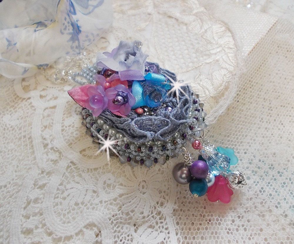 Mademoiselle Bluse Haute-Couture anheng brodert med Swarovskikrystaller, harpiksblomster, perleperler, frøperler og en 925 sølvkjede.