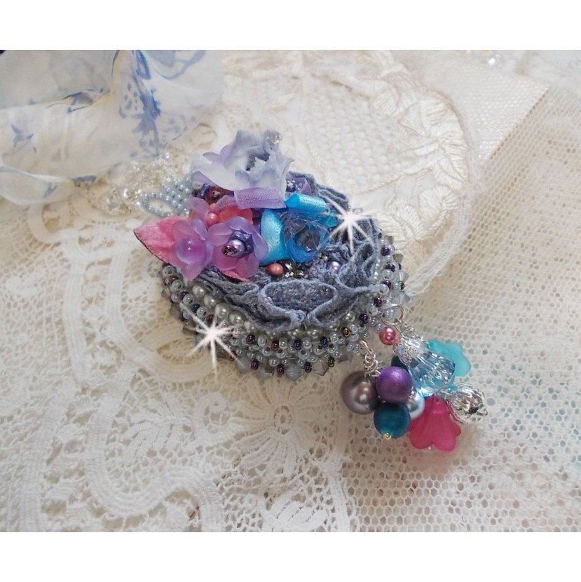 Mademoiselle Bluse Haute-Couture anheng brodert med Swarovskikrystaller, harpiksblomster, perleperler, frøperler og en 925 sølvkjede.