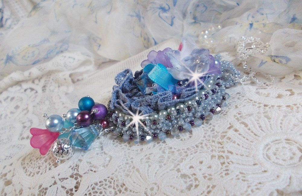 Mademoiselle Bluse Haute-Couture anheng brodert med Swarovskikrystaller, harpiksblomster, perleperler, frøperler og en 925 sølvkjede.