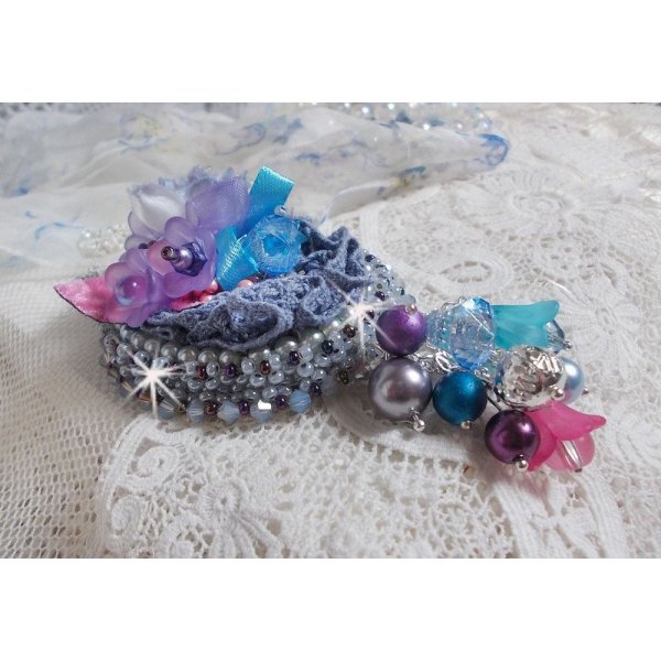 Mademoiselle Bluse Haute-Couture anheng brodert med Swarovskikrystaller, harpiksblomster, perleperler, frøperler og en 925 sølvkjede.