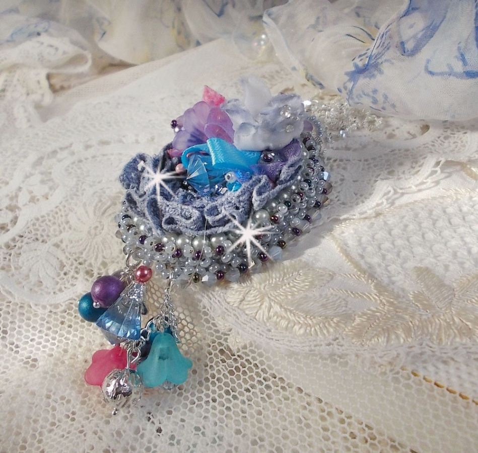 Mademoiselle Bluse Haute-Couture anheng brodert med Swarovskikrystaller, harpiksblomster, perleperler, frøperler og en 925 sølvkjede.