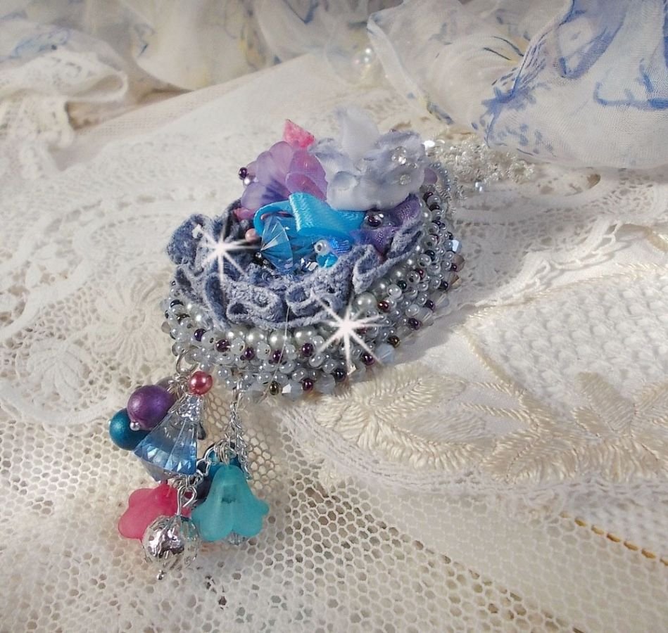 Mademoiselle Bluse Haute-Couture anheng brodert med Swarovskikrystaller, harpiksblomster, perleperler, frøperler og en 925 sølvkjede.